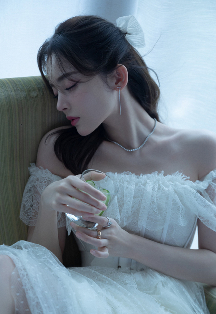 古力娜扎的温柔婚纱照