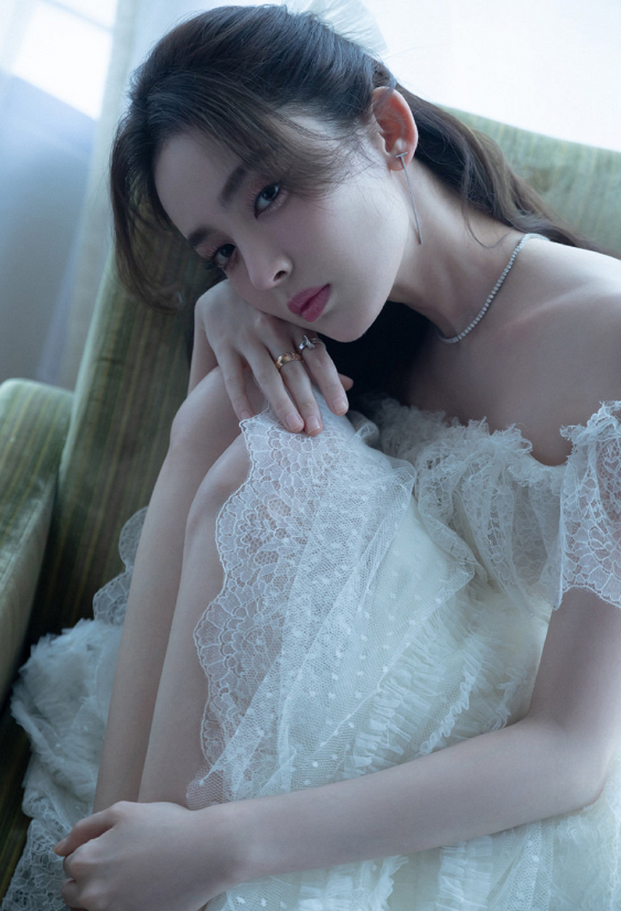古力娜扎的温柔婚纱照