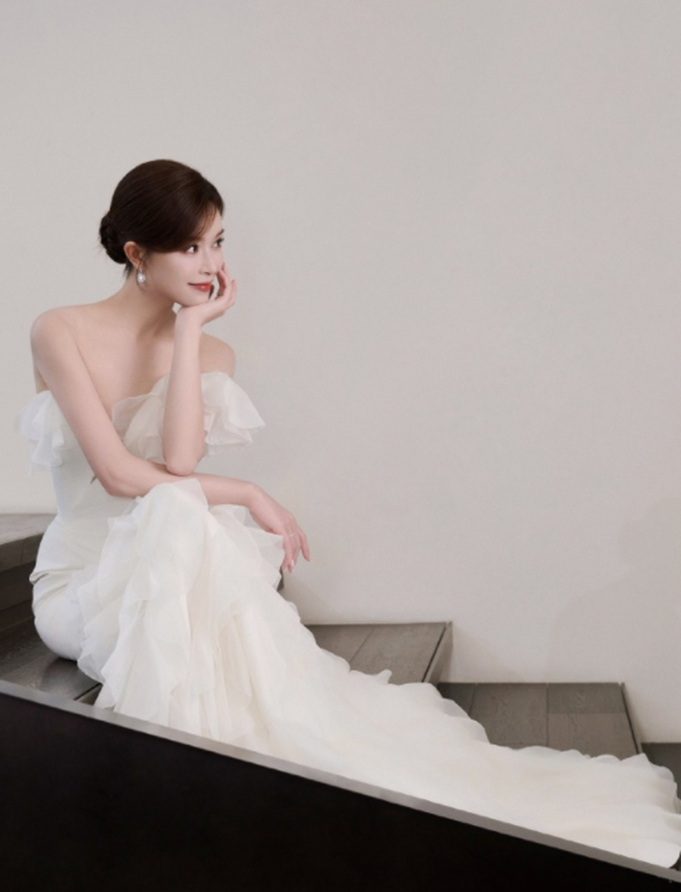 文咏珊这白色礼服 ,气质是真的好!
