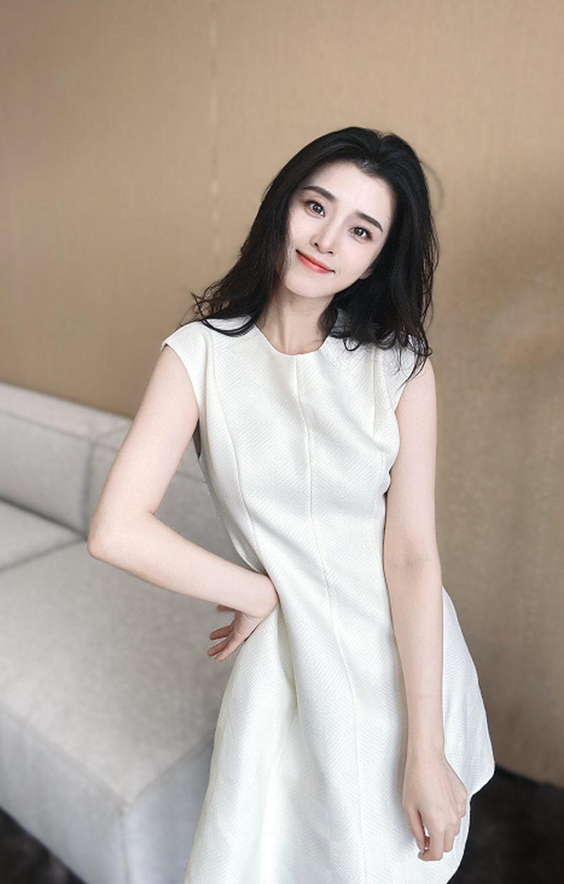 李若嘉明艳的小白裙造型