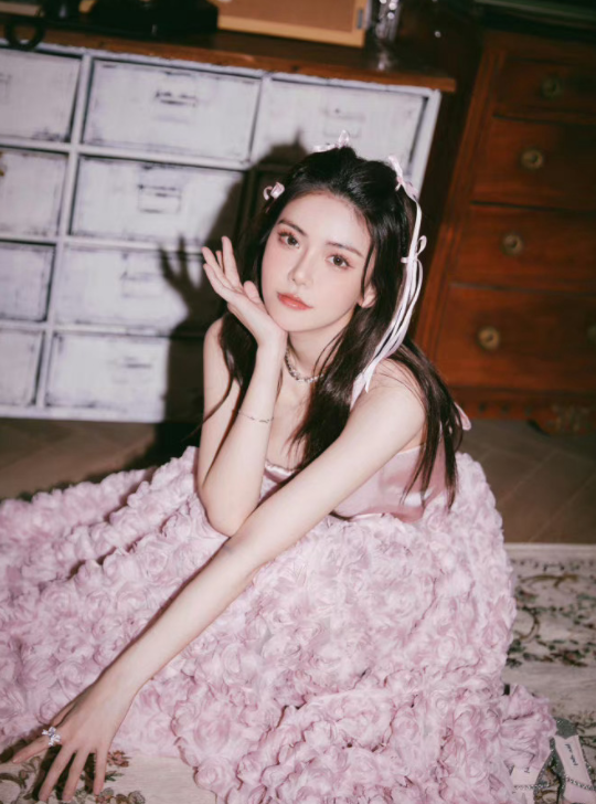 周淑怡的这套甜系穿搭,你觉得如何?