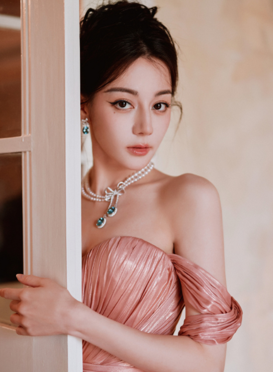 迪丽热巴的粉色礼服