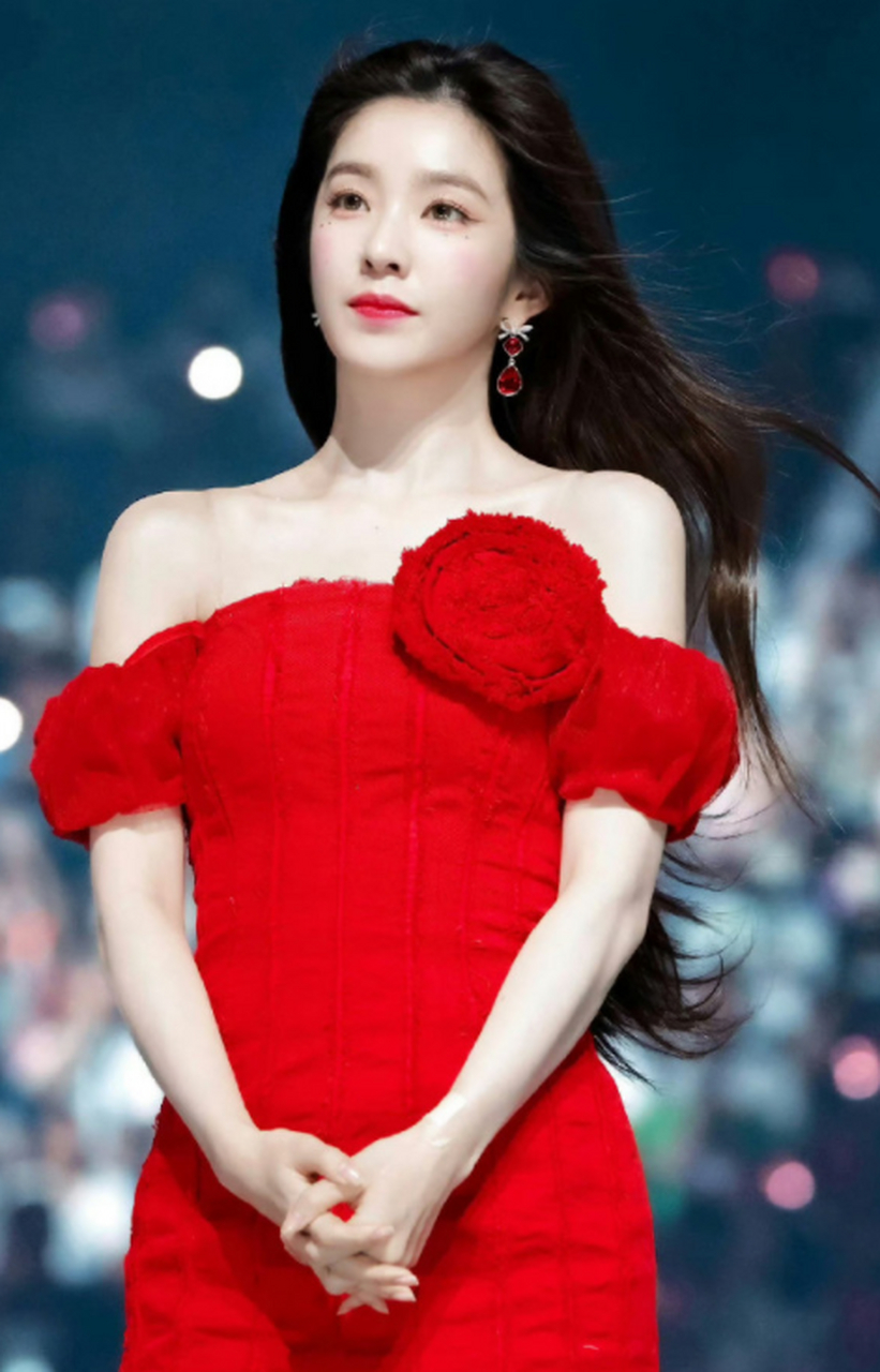 裴珠泫穿红色,很亮眼!