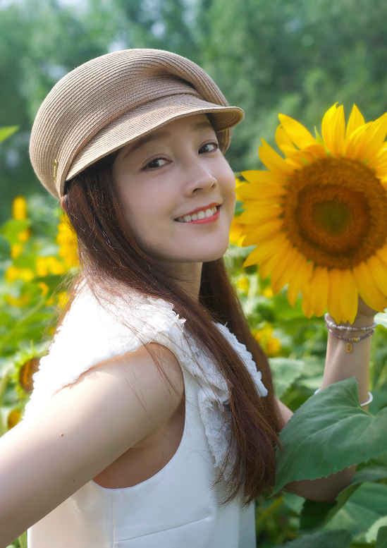 何花这笑容,和向日葵真的是太搭了!