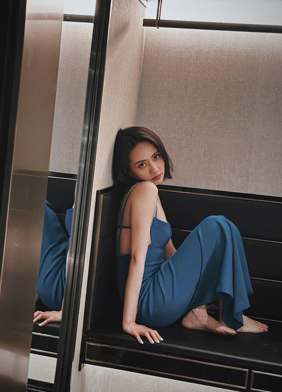 穿蓝色吊带礼服的刘惜君