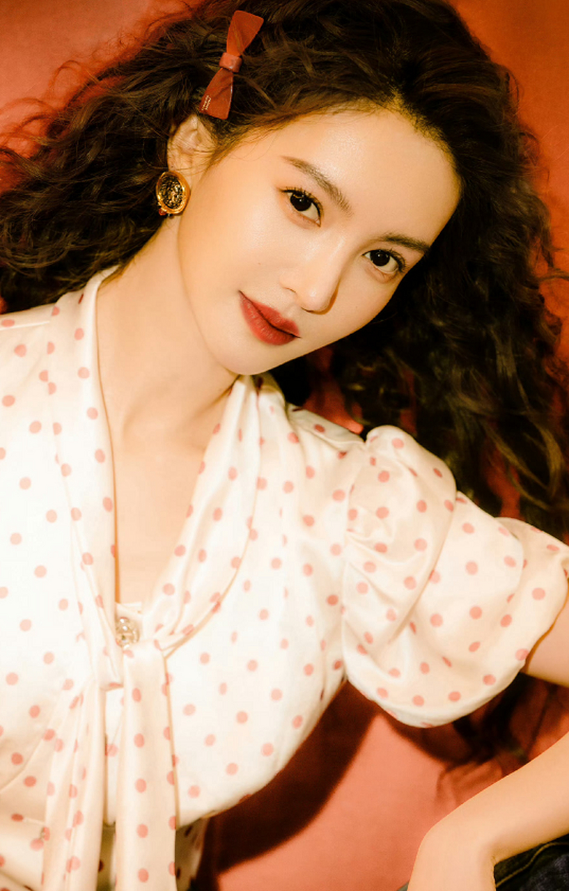 卷发港风美人金晨