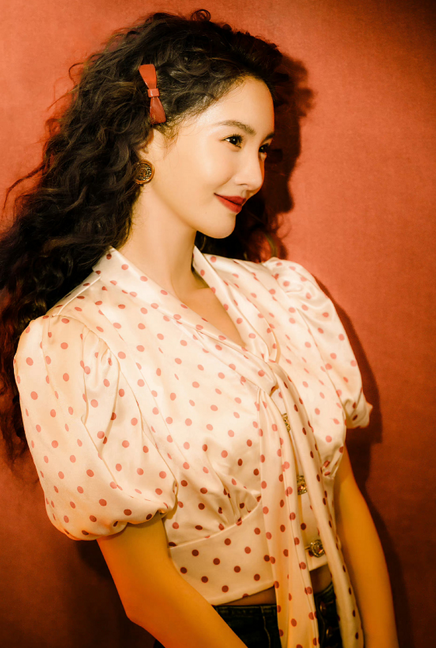 卷发港风美人金晨