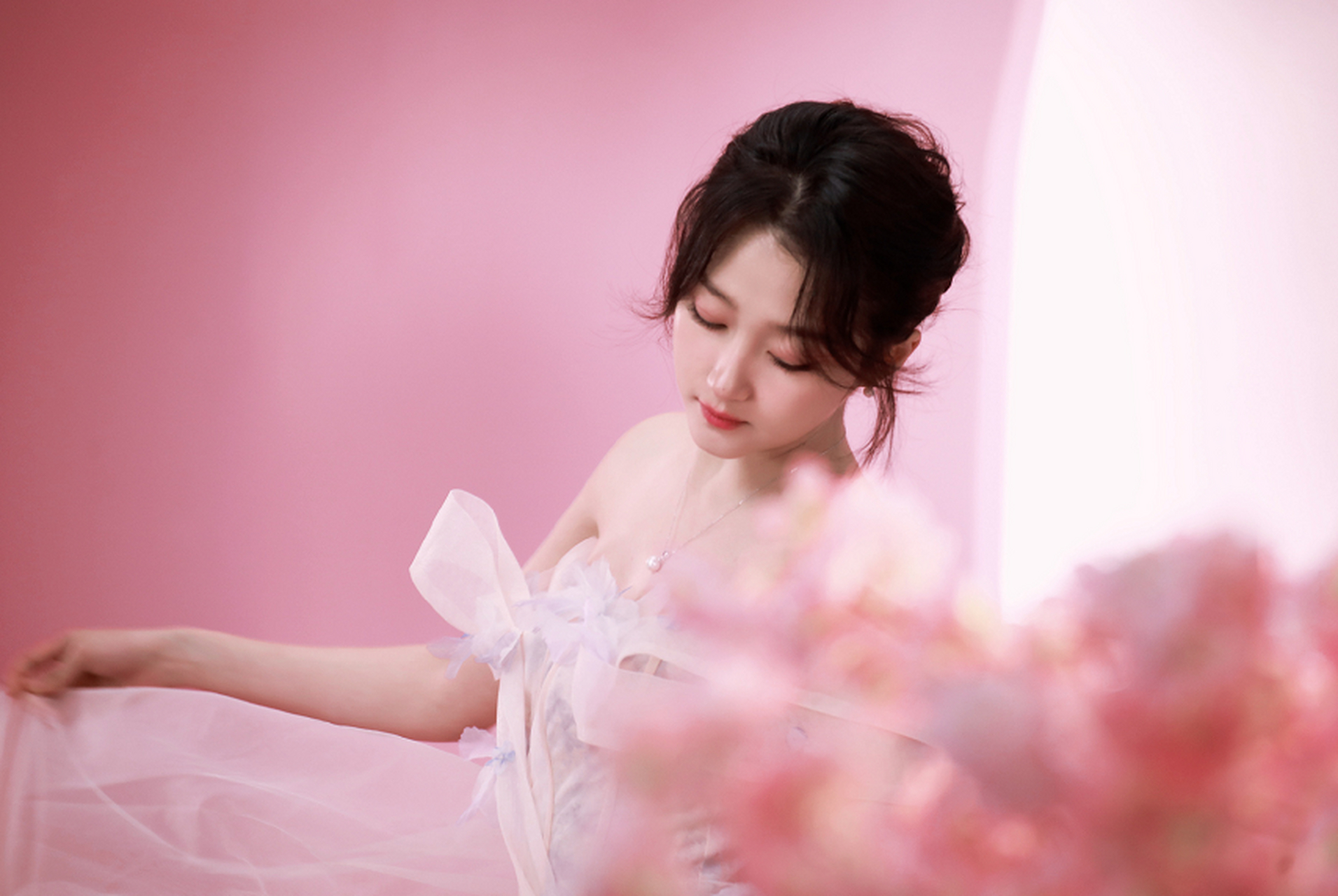 关晓彤樱花粉纱裙元气满满