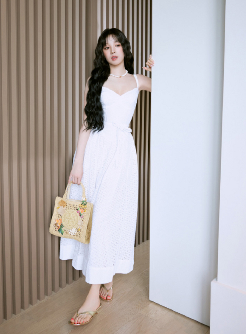 宋雨琦穿白裙子也是别有感觉