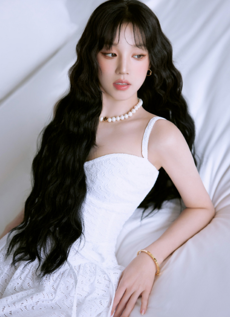 宋雨琦穿白裙子也是别有感觉