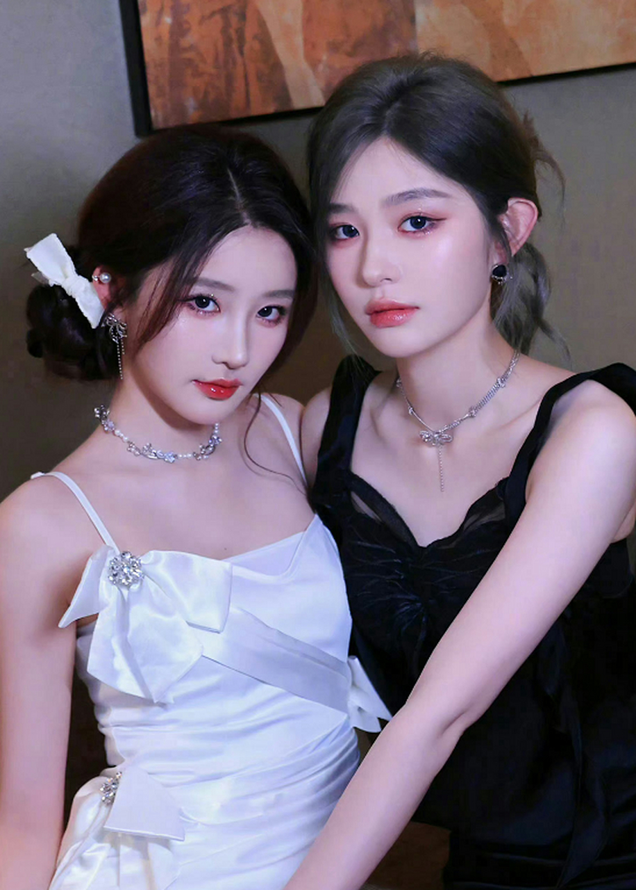 王奕,周诗雨七夕营业照