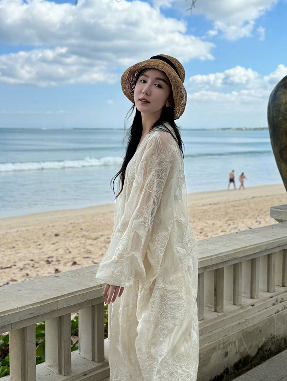 娄艺潇的度假美照