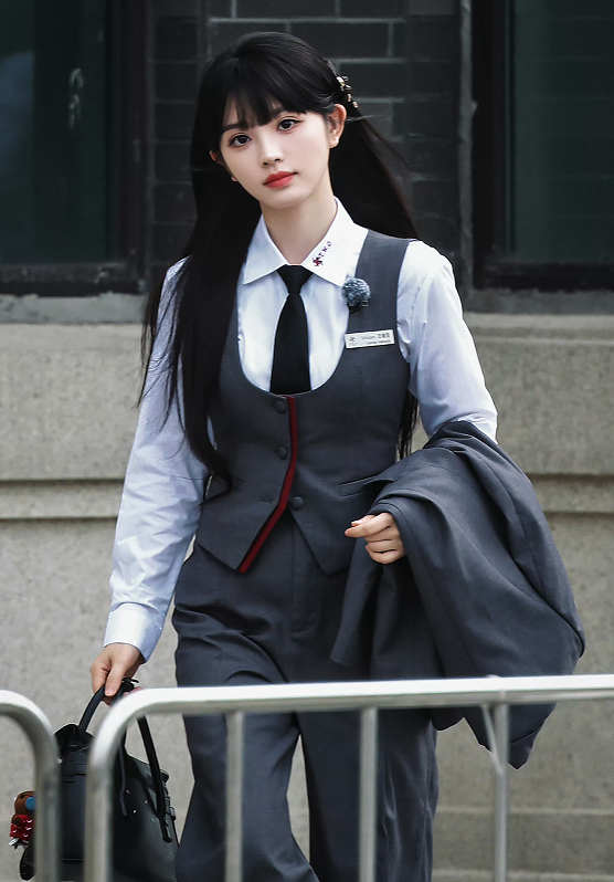 田曦薇灰色制服