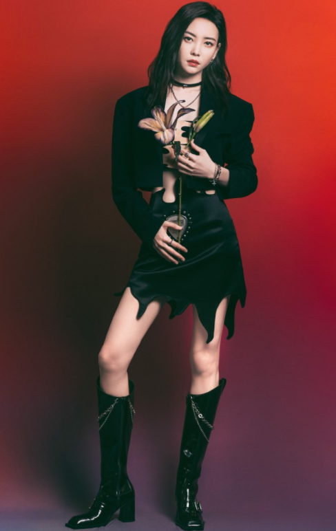 于文文黑色西装搭配不规则短裙美腿蹬长靴