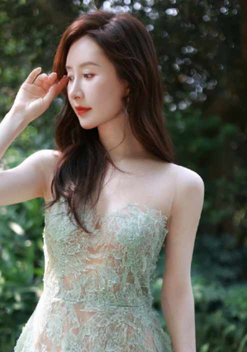 舒畅蕾丝裙造型