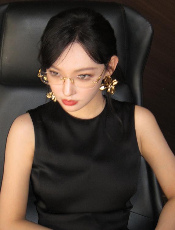 戴上金丝眼镜的程潇,又是不同的风格!