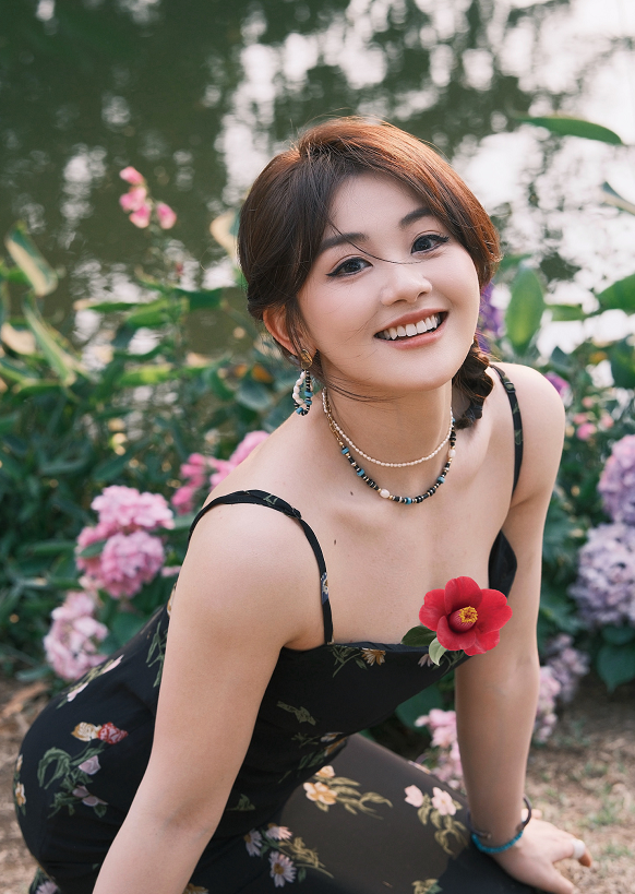 陈芳彤的春日明媚穿搭,这样肉肉的身材,谁能不爱呢?