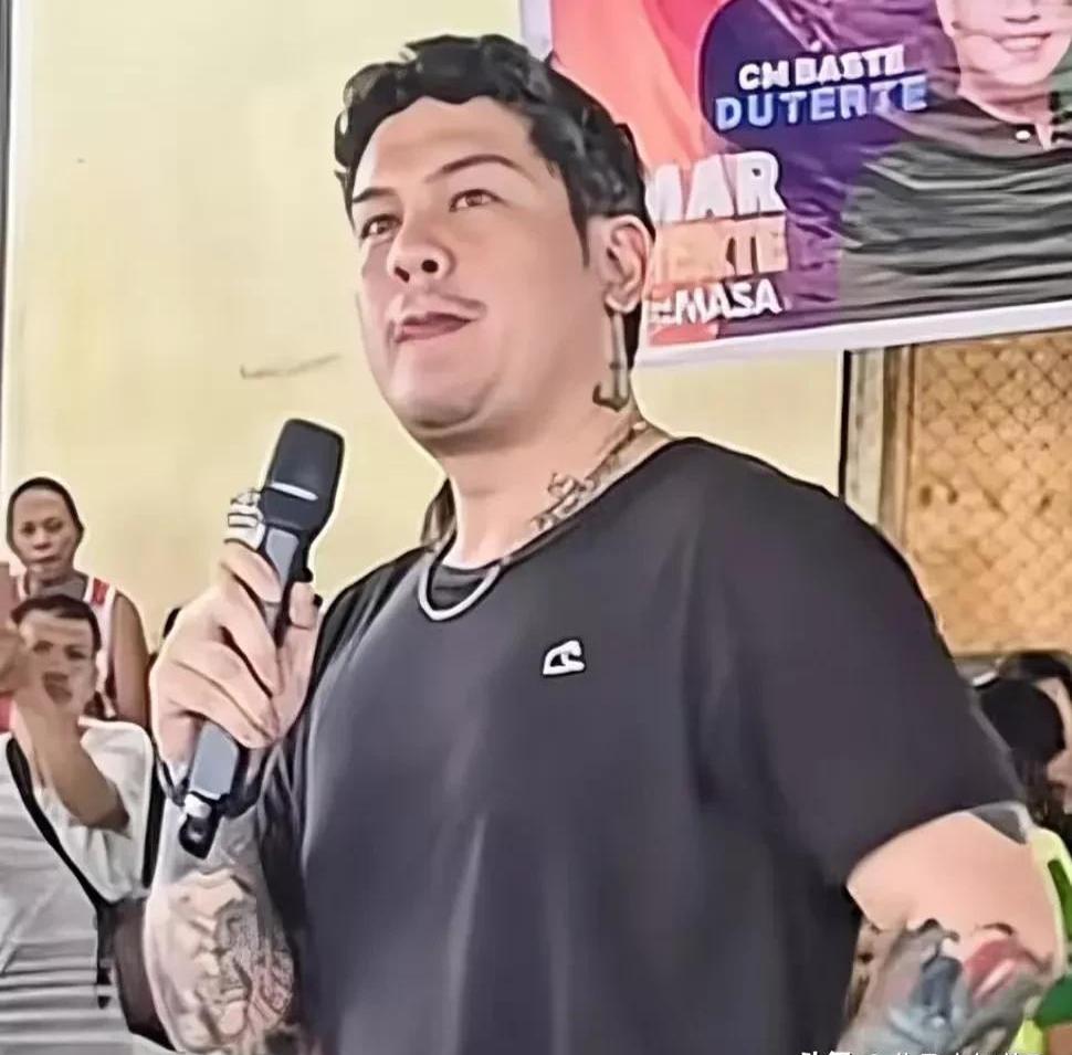 老杜儿子塞巴斯蒂安,在荷兰海牙,黑衣裹着精瘦身形,像极了他父亲年轻