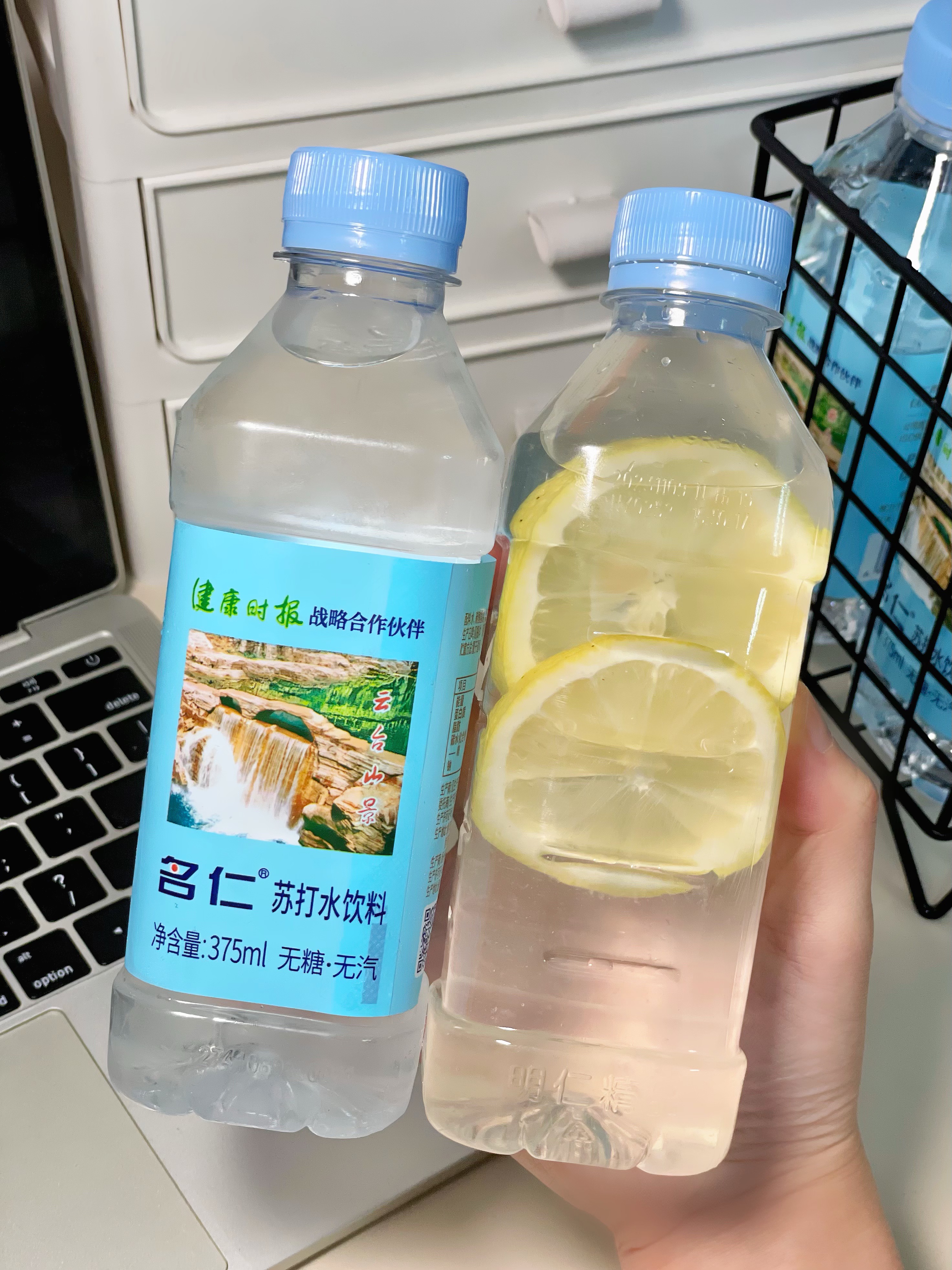 同事给我递了瓶这个苏打水!没想到一口下去喝了半瓶,感觉舒服多了!