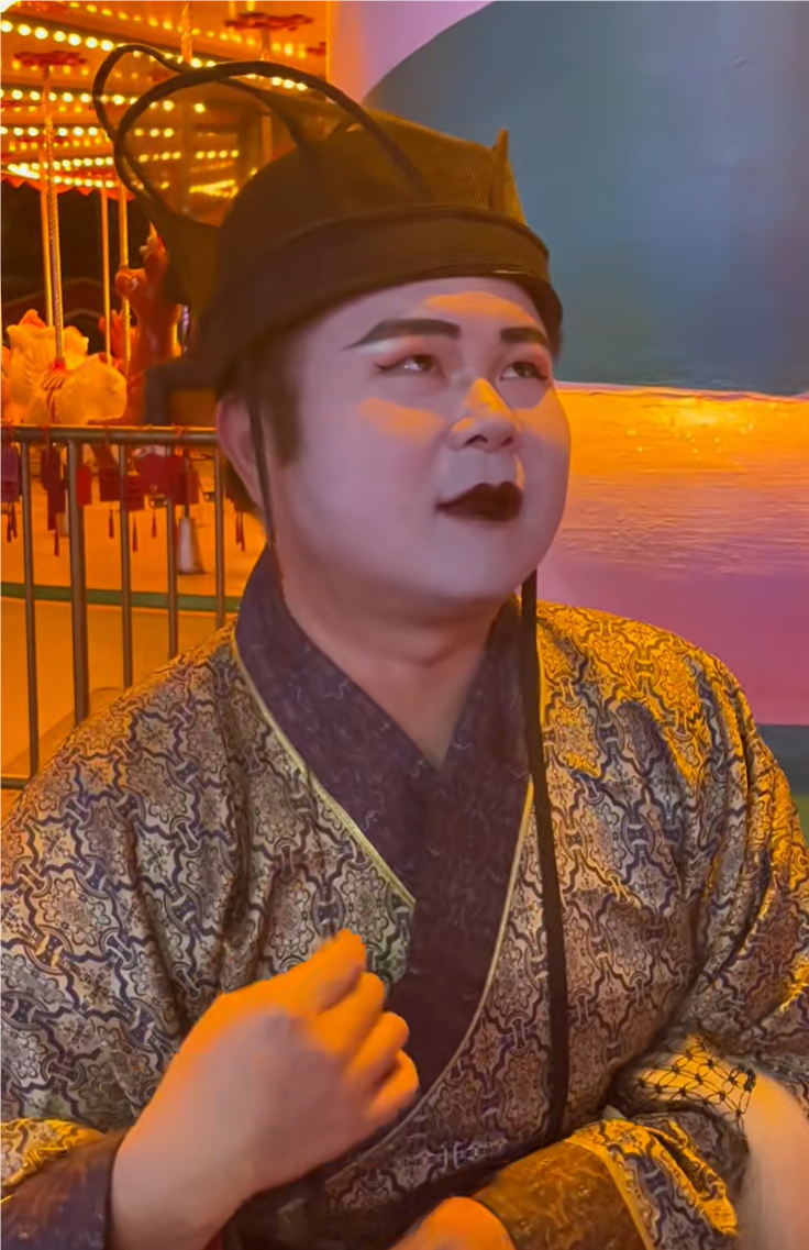 大胖脸,小眼睛,妖娆的走姿,邪魅的笑声