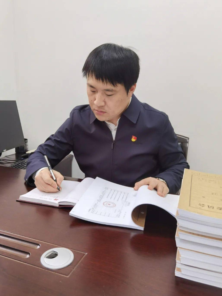 寒窗苦读数年终于成功考公