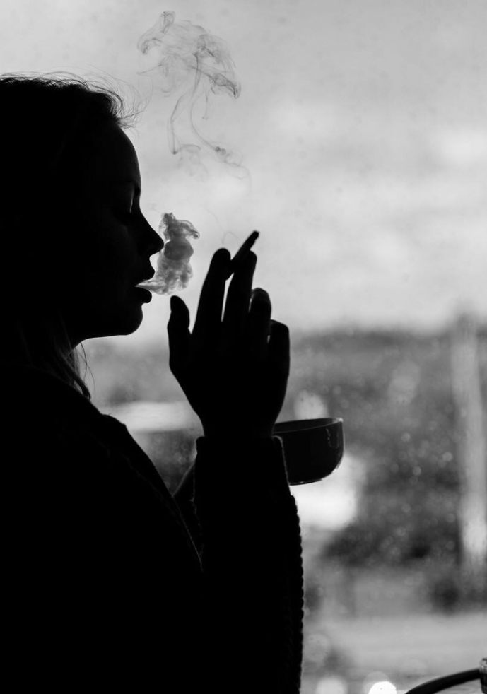 女的抽烟真的很帅吗? 一根细长的香烟,烟嘴很长,轻吸一口,缓缓吐出