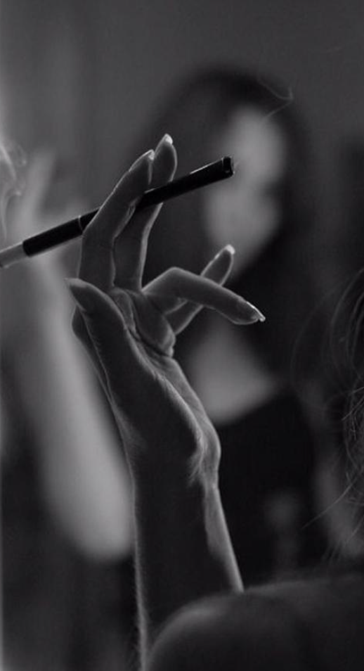 女的抽烟真的很帅吗? 一根细长的香烟,烟嘴很长,轻吸一口,缓缓吐出