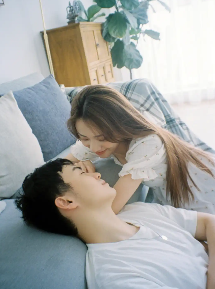 在恋爱中,男生想要赢得女生的心,风趣和幽默是不可或缺的调味剂