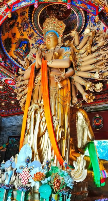 普陀山是中国传统文化中公认的千手观音菩萨道场, 它位于浙江省舟山