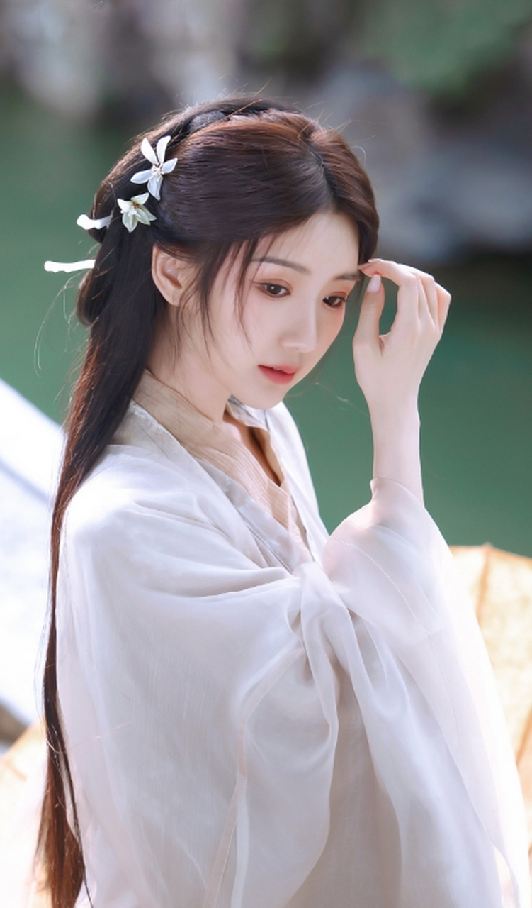 毛晓彤,这位以古装悬疑剧《女神捕》开启演艺之路的女星,近年来在娱乐