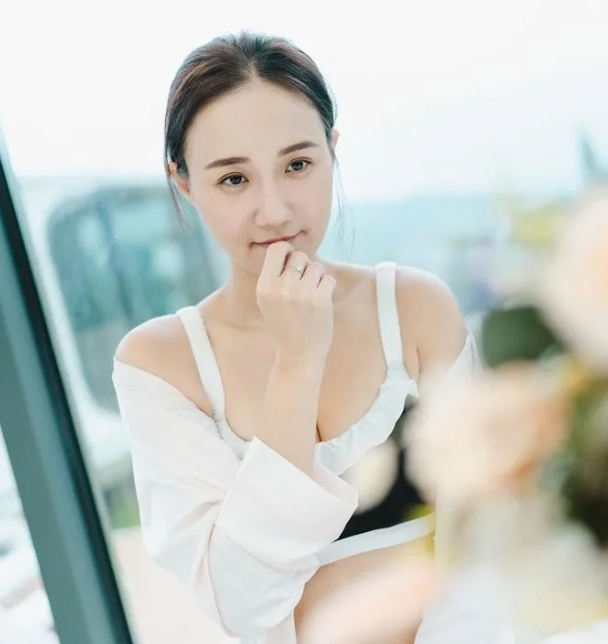 女星何妤玟16岁以学生歌手身份出道,凭借高学历和清纯外型迅速受到