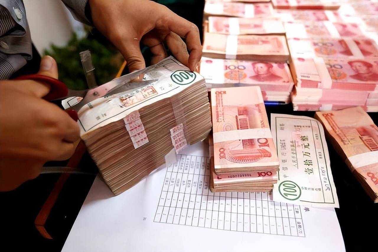 央行将337家银行列为高风险,你的银行存款要注意了  前不久,央行出了