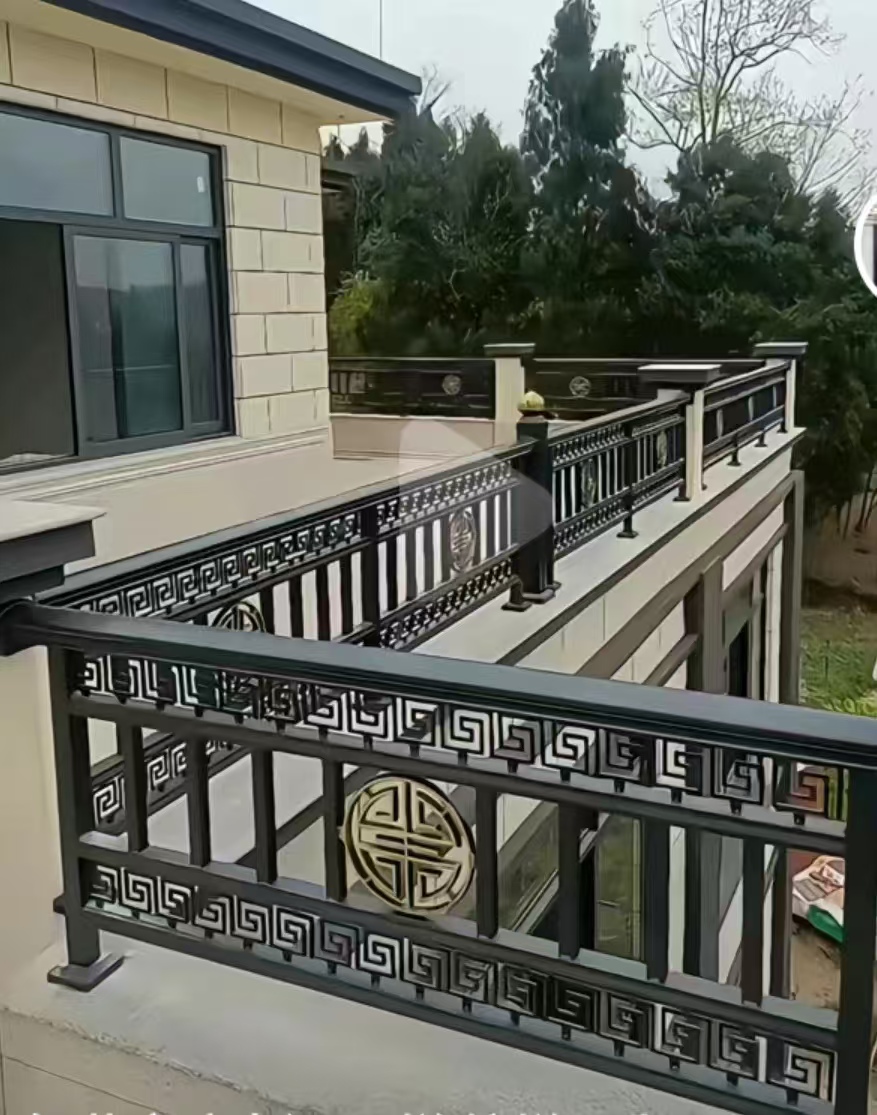 楼顶阳台护栏是一种安装在建筑物屋顶阳台边缘的栏杆系统,它的主要