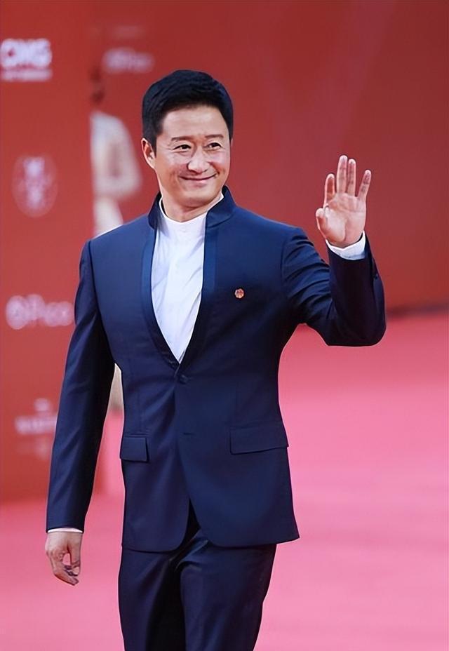 当时吴京随北京武术队到美国巡演,遇见了吴彦祖,但是两人都是素人