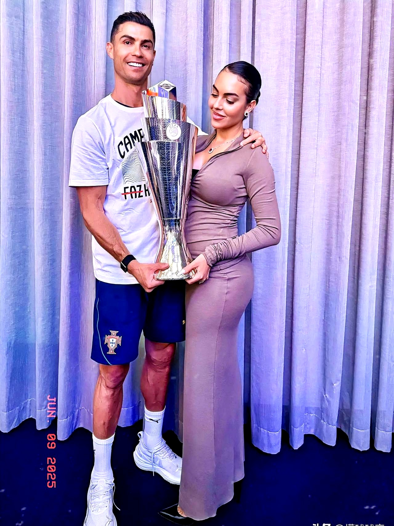 "人生赢家" c罗和妻子一起举着欧国联冠军奖杯!