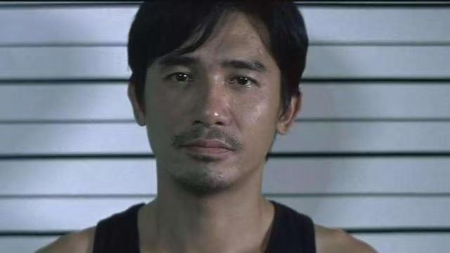 在经典警匪片《无间道》中,梁朝伟饰演的角色陈永仁给观众留下了深刻