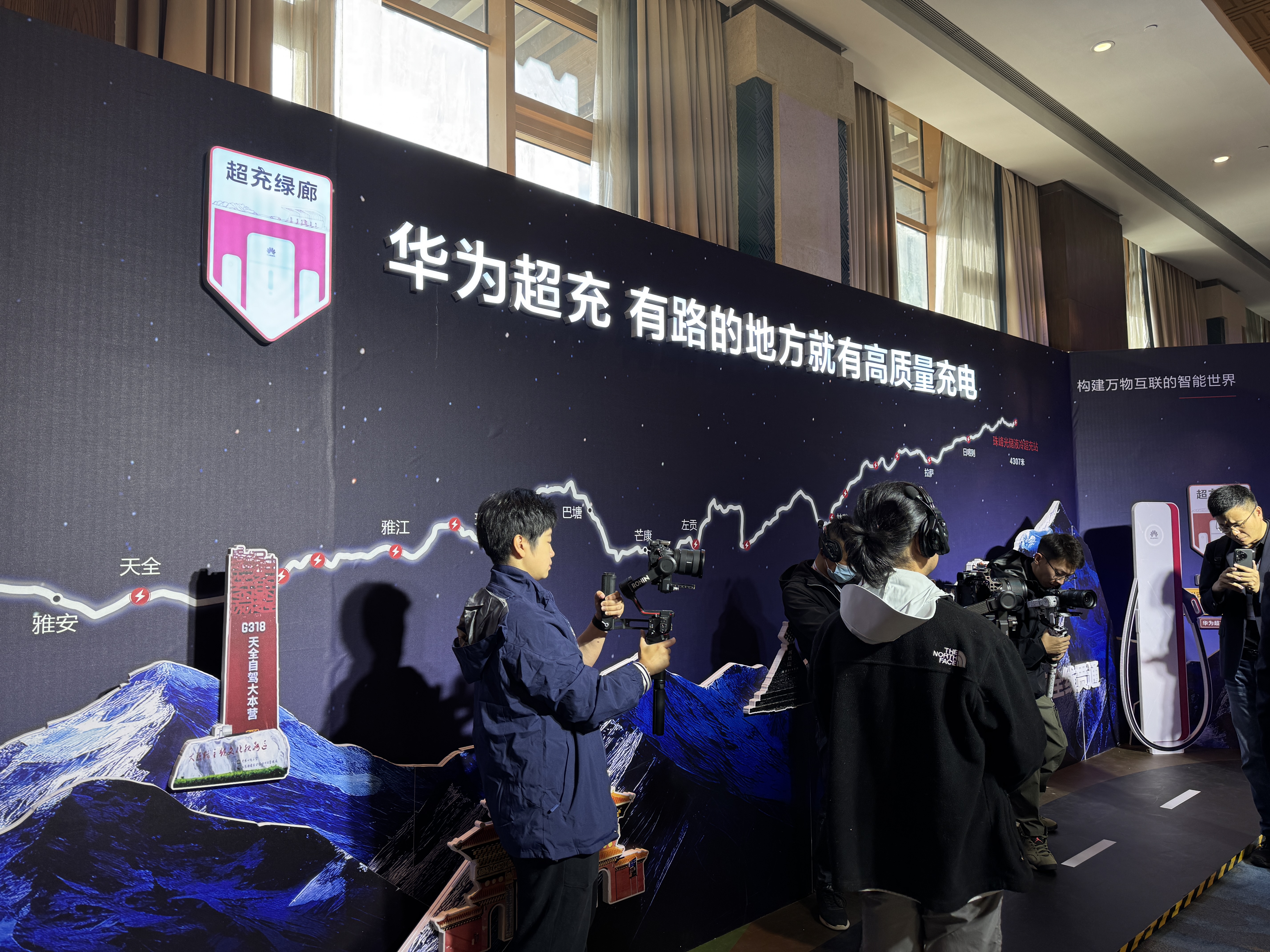 虽然修电梯不现实,但是修超充站,华为是做到了