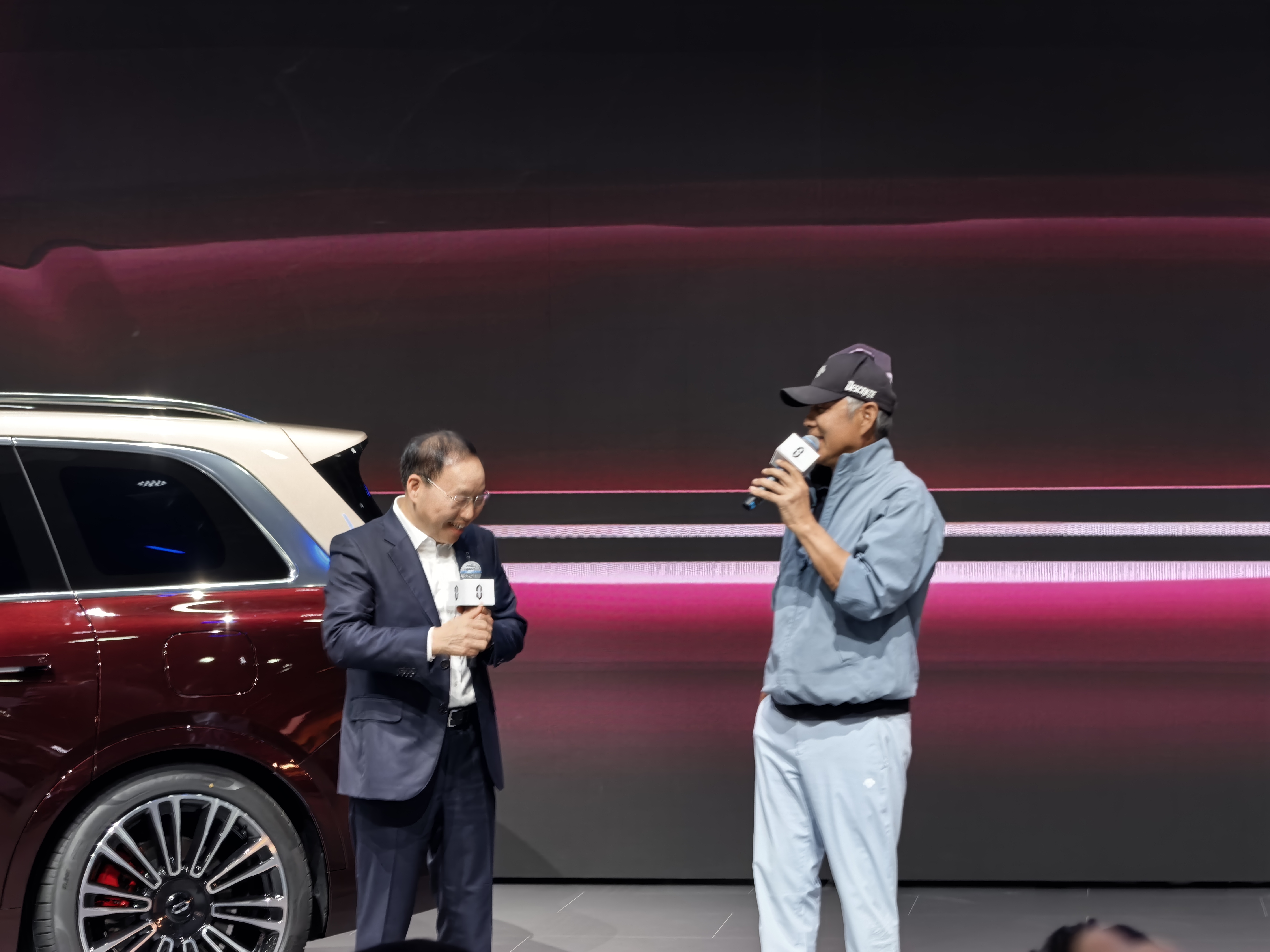 动态连更挑战# 上海车展问界展台,赛力斯董事长