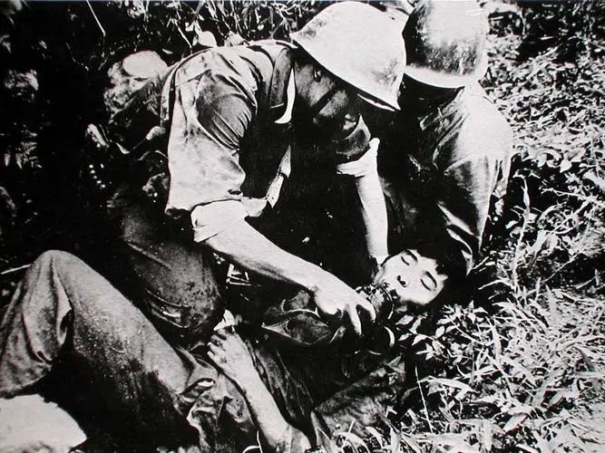 1985年,老山前线,一名身受重伤正在接受救治的解放军