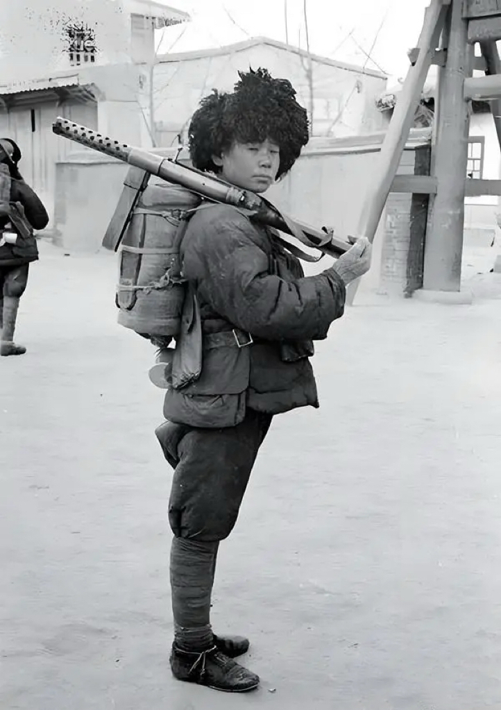 民国时期,一名手握mp18冲锋枪的士兵,这把冲锋枪也叫"花机关",是德国