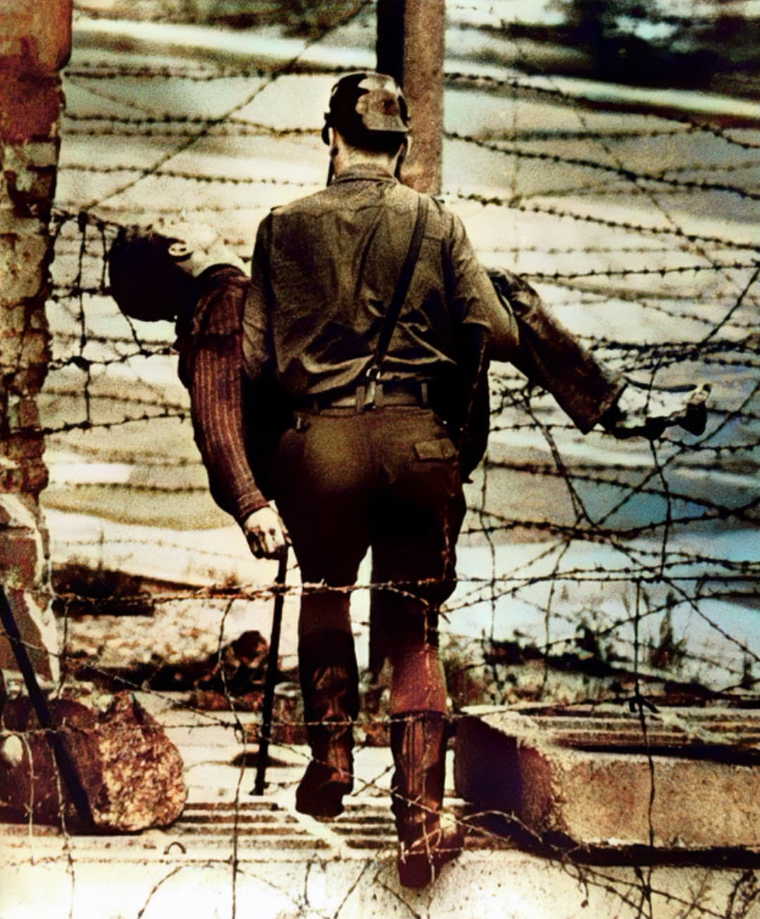 他们眼睁睁地看着他死去,1962年,18岁的东德瓦工彼