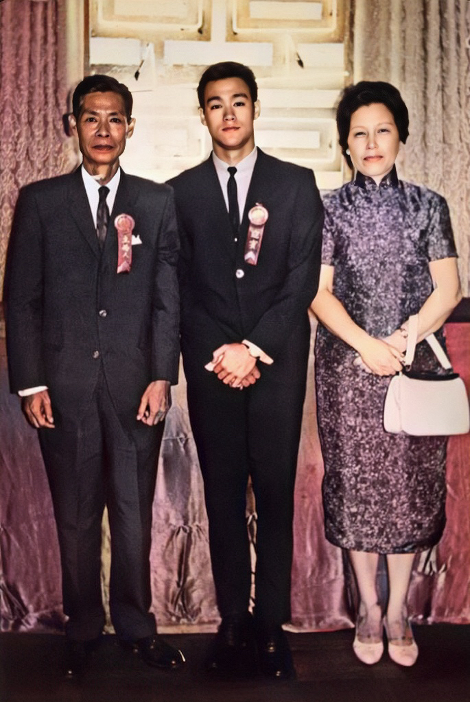 而李小龙右边是母亲何爱瑜,她的养父是何甘棠,港英时期香港四大煎族