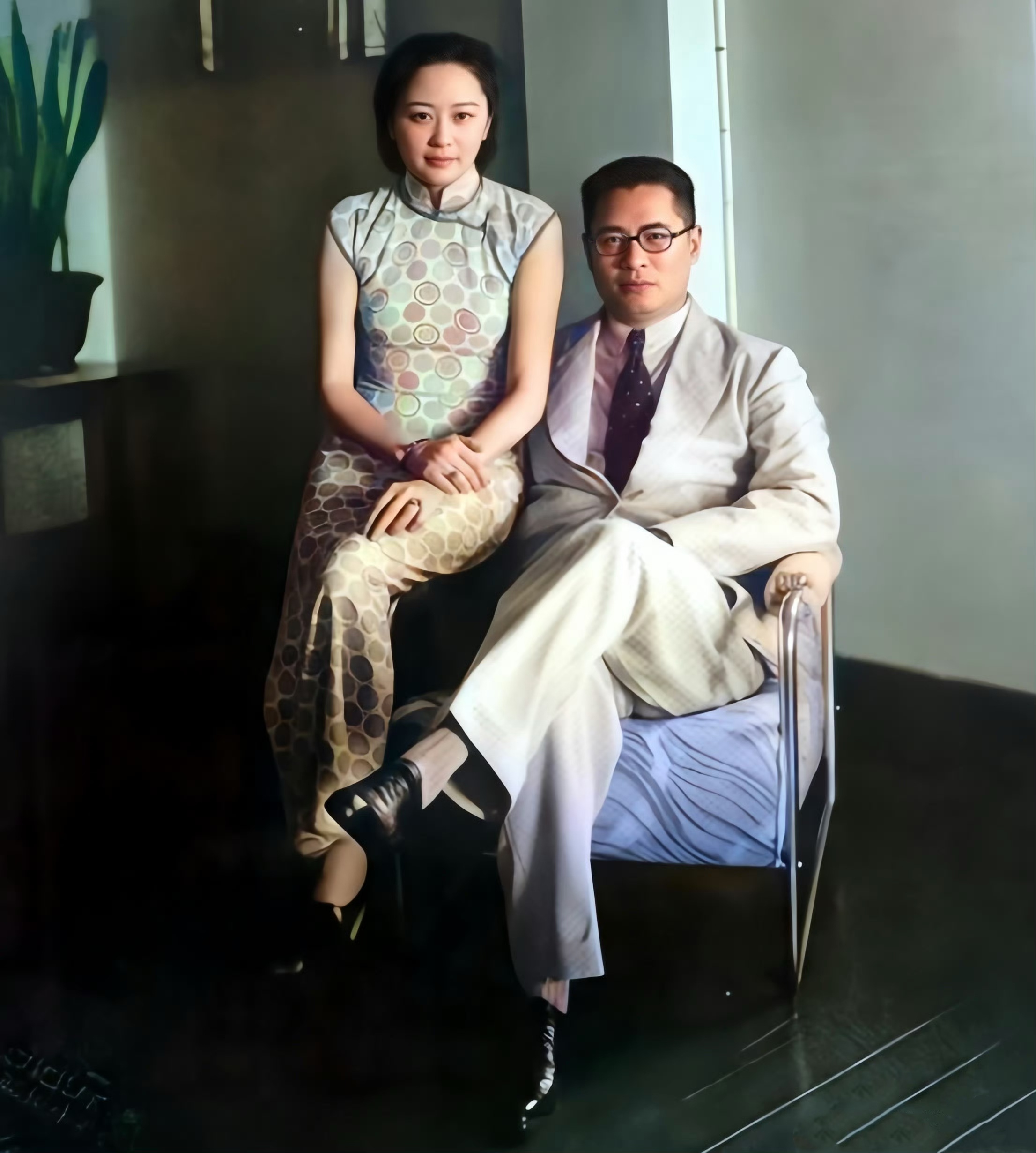 1930年,宋子文和妻子张乐怡的合影照片,宋子文西装革履