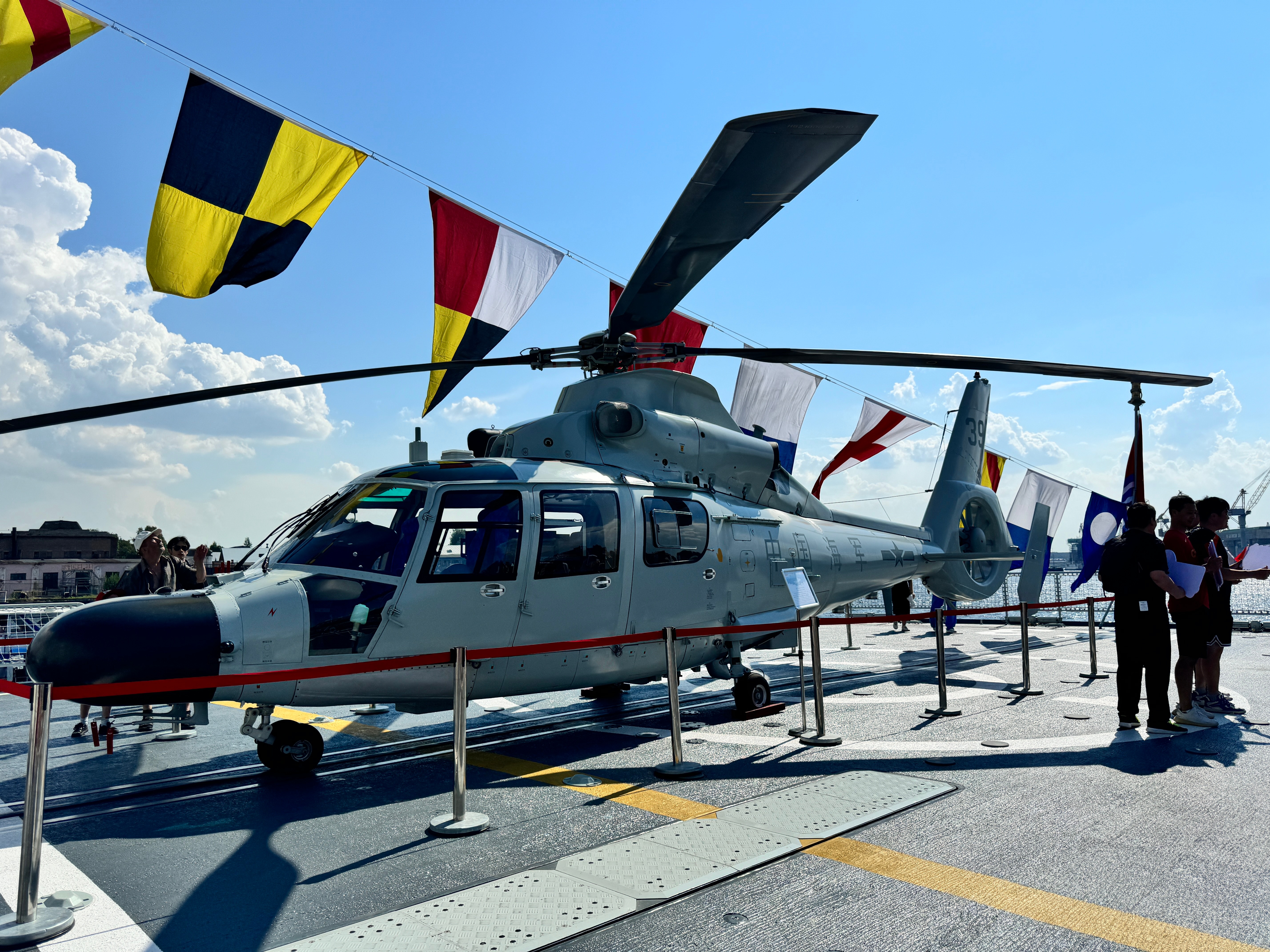 甚至到现在为止,055型导弹驱逐舰仍然是以直-9作为主要舰载直升机(图2