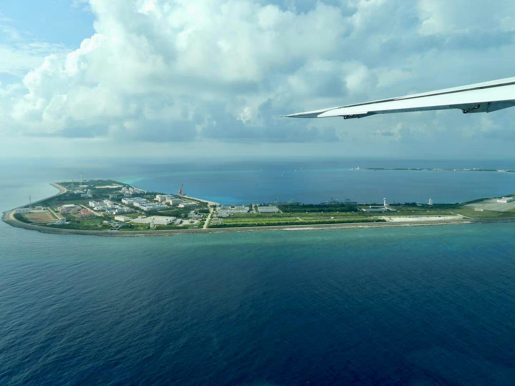 菲律宾渔业部门对中国南沙渚碧岛航拍照片,岛上设施非常完善.