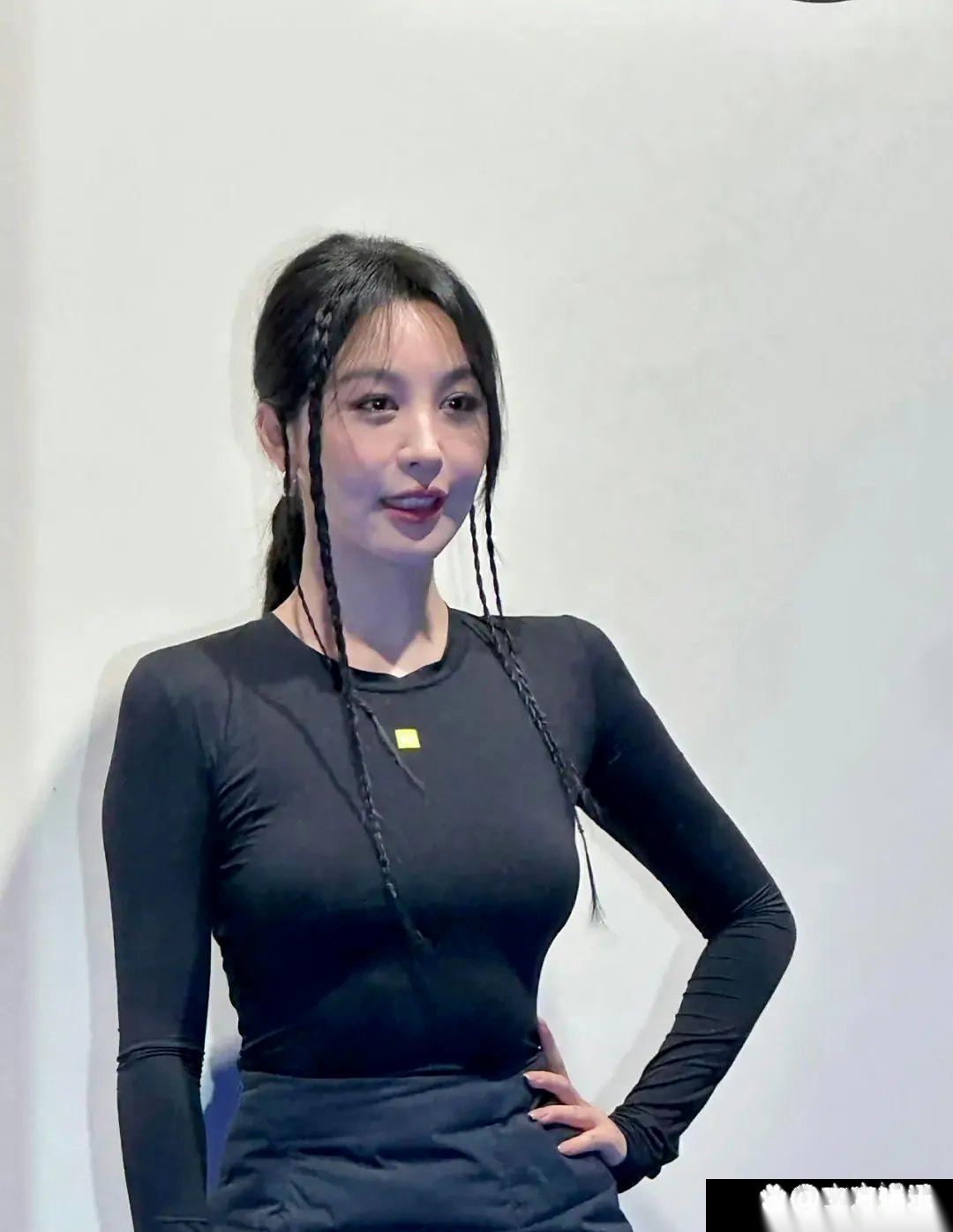 李菲儿可太出色啦晓明哥都欣赏过呢确实有两把刷子