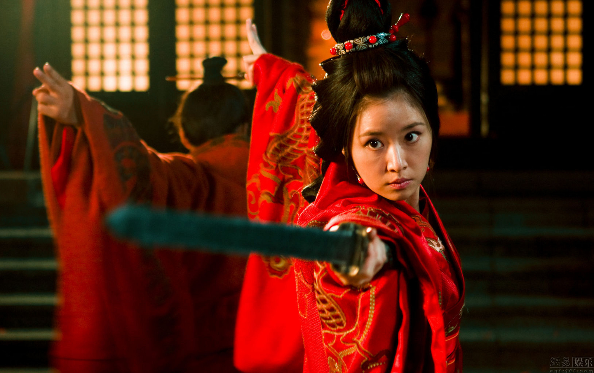 孙尚香,年方二十,正值青春年华,却因政治联姻之需,嫁给了年近半百的