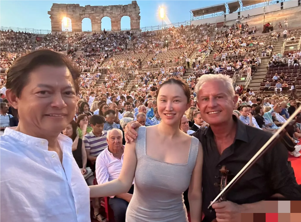 著名歌唱家莫华伦和他的妻子王冰冰.