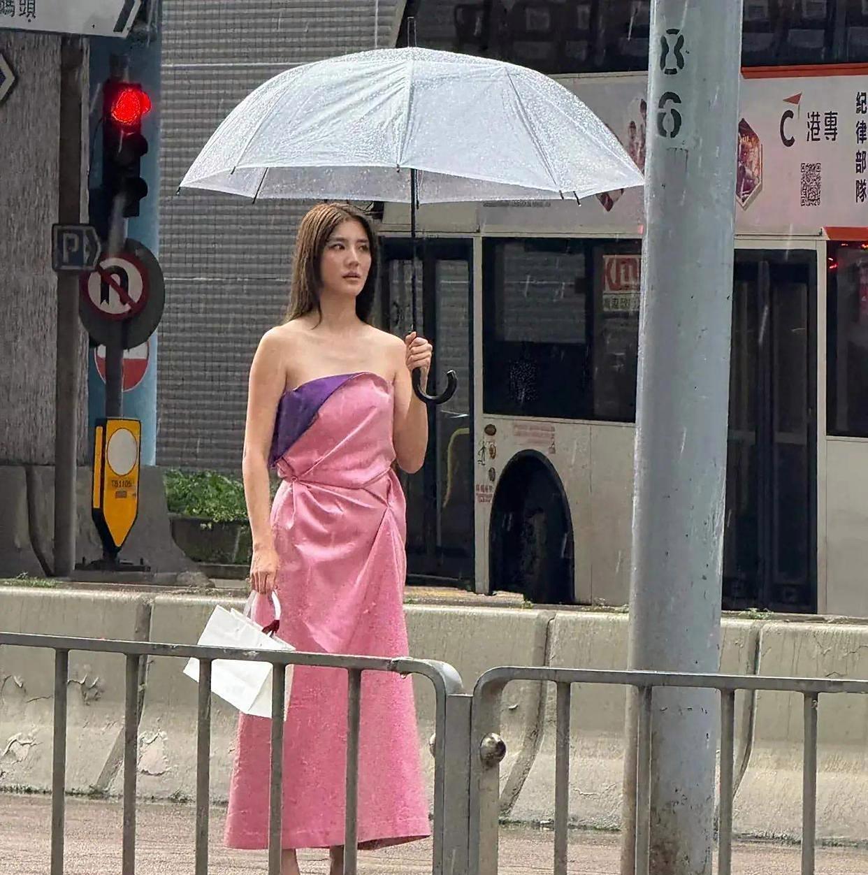 那天在街边撞见她拍广告撑着伞站那儿面无表情穿粉色抹胸裙腿长是
