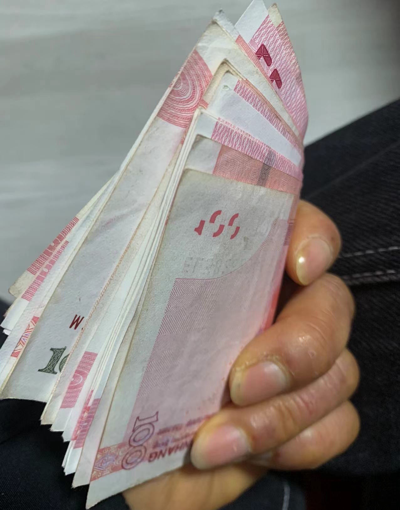 老公在外地打工,我在家陪孩子上学,老公已经俩月没给我钱了,说手头紧!